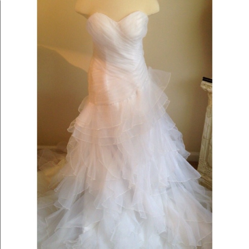 Sweetheart ruffled wedding dress